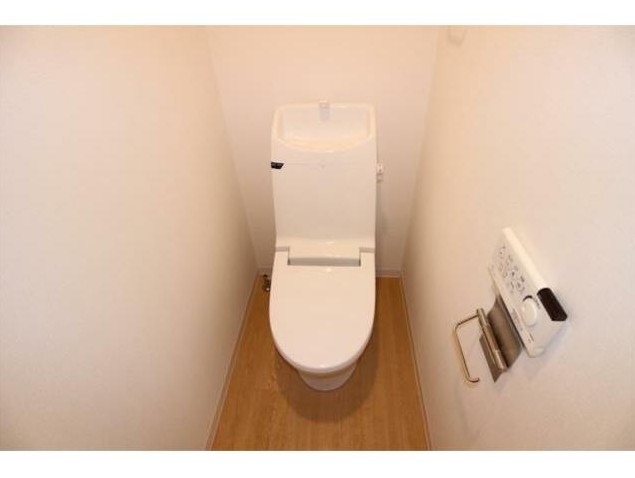 トイレ　温水洗浄便座。