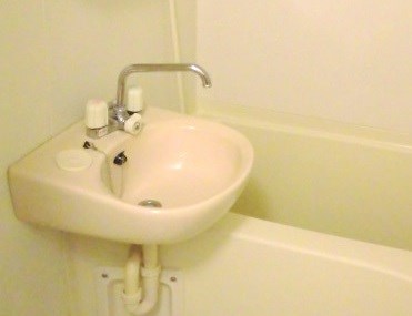 洗面設備　洗面台はバスルームに設置されています