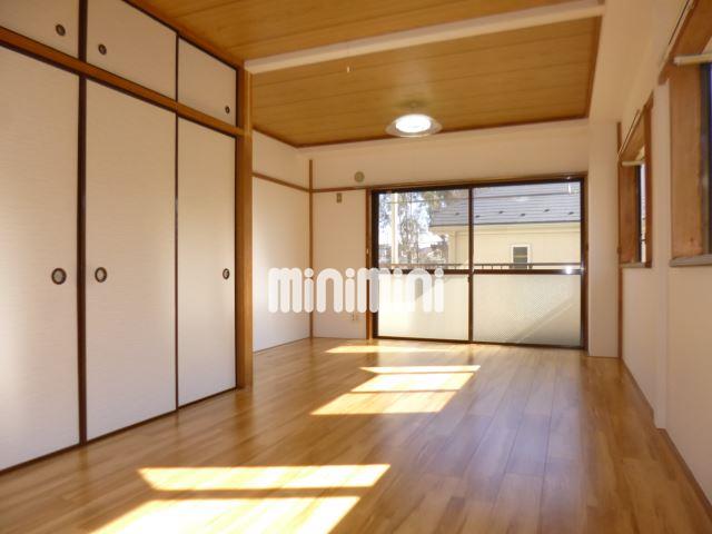 居室・リビング　１０．５帖の洋室にリニューアル！角部屋で窓が多いお部屋です