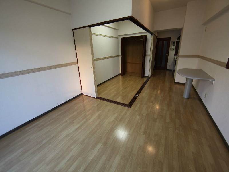 居室・リビング　LDK13.6帖　洋室3.5帖と繋げても仕切っても使えます