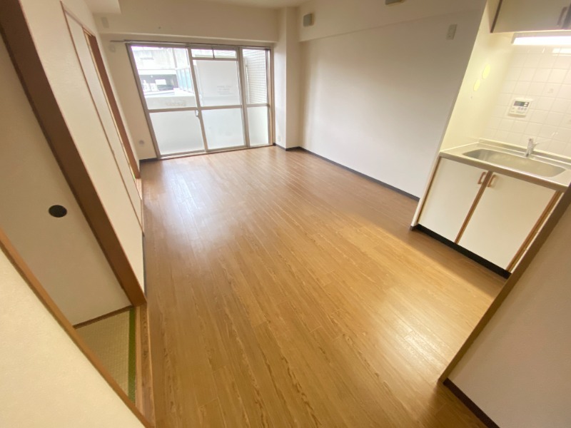 居室・リビング　床色が落ち着いた色合いで綺麗です♪