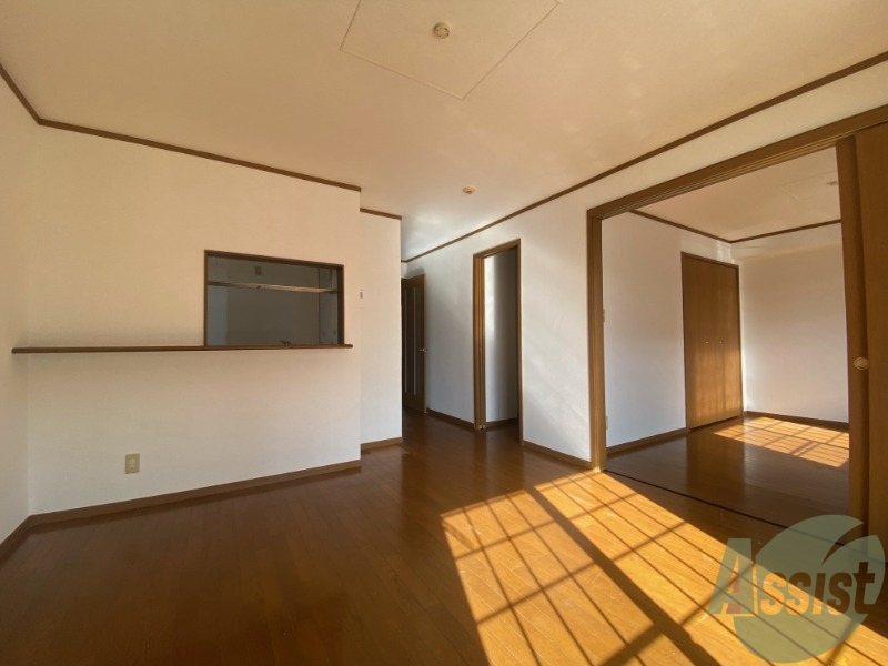 居室・リビング　１２．４帖の洋室です。広々として開放感がありますね。