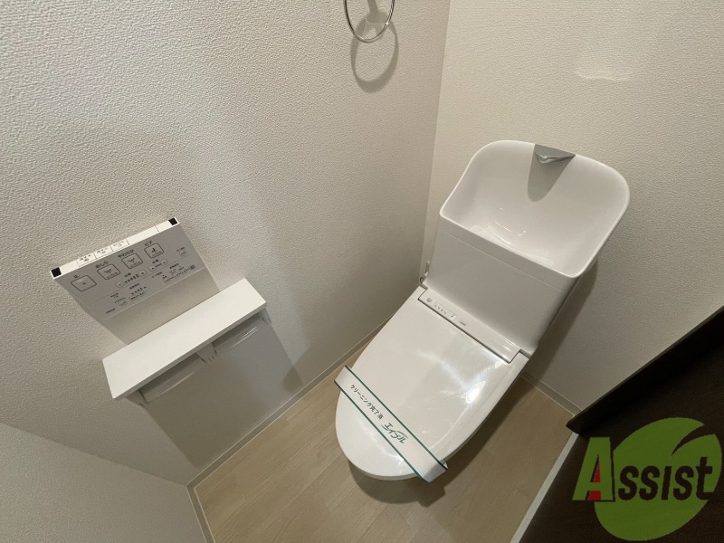 トイレ　ウォシュレット機能がついているので安心ですね。