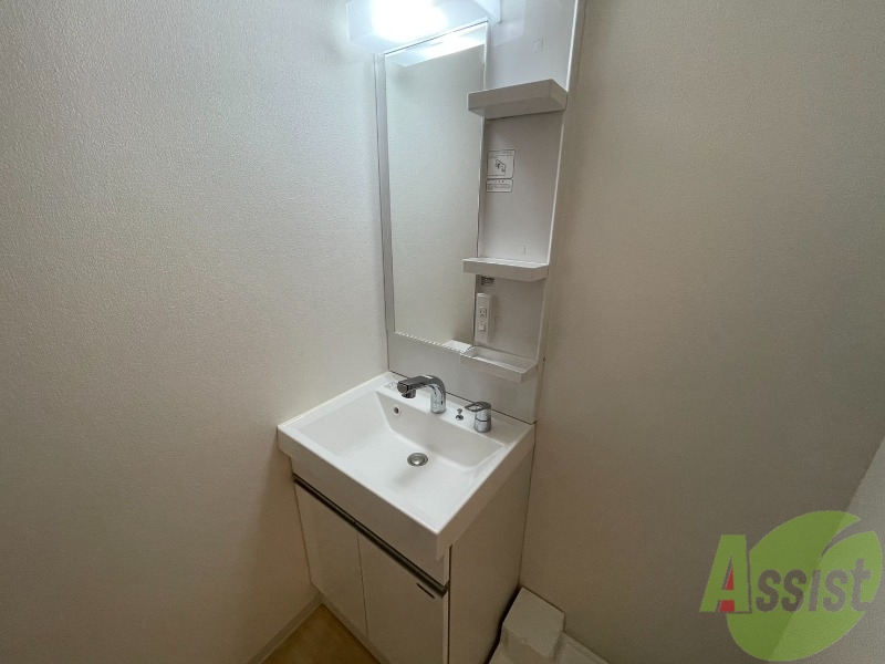 洗面設備　独立洗面台になっているので忙しい朝もばっちりですね。