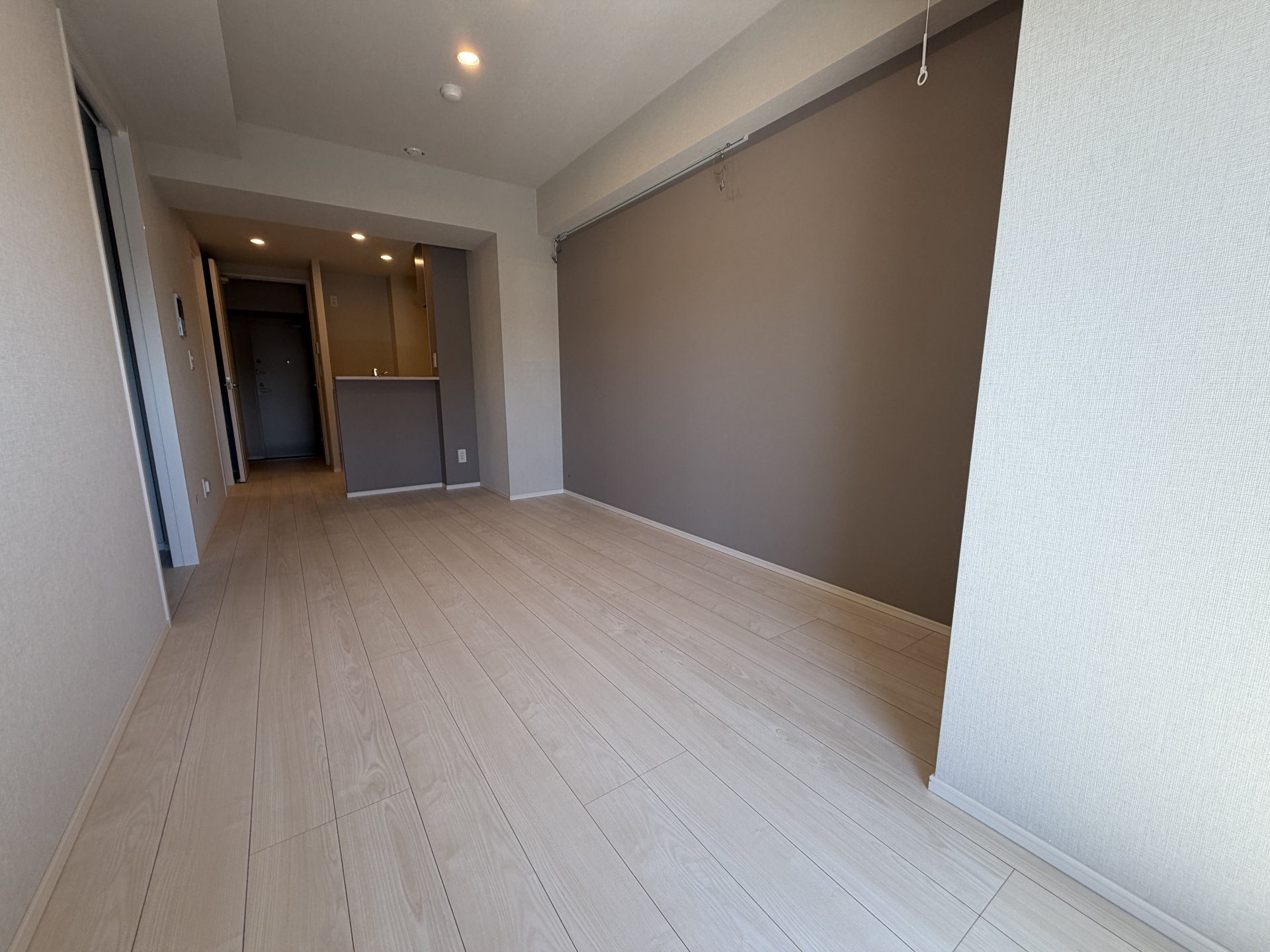 居室・リビング　別部屋反転写真