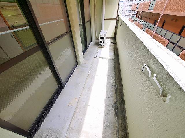 バルコニー　暖かな日差しのふりそそぐバルコニー