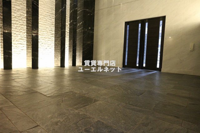 エントランス　毎日通る場所だからこそ、洗練された空間に