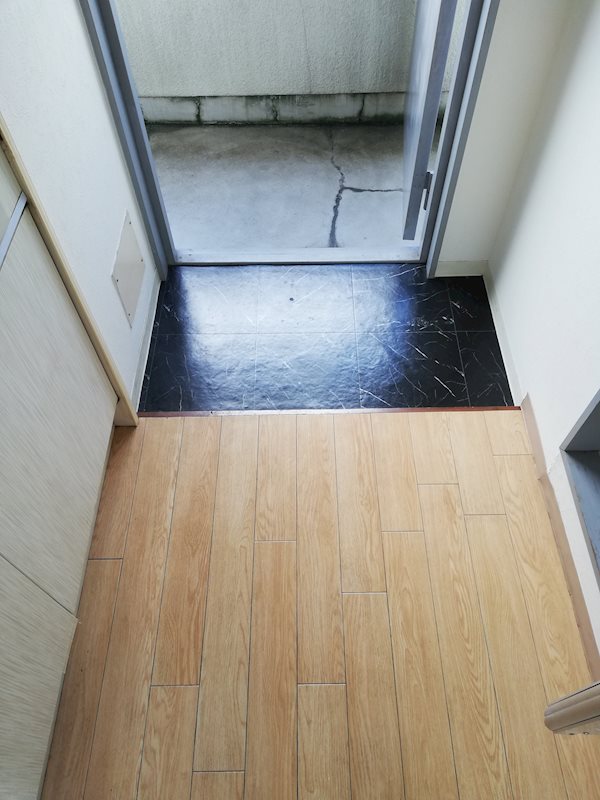 玄関　同建物同号室の室内写真です。