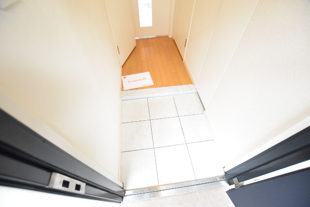 玄関　※写真は反転部屋の写真です