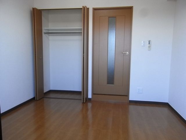 居室・リビング　★洋室６．４帖！フローリングのお部屋です★