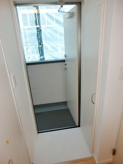 玄関　玄関にはトールタイプのシューズボックス。
