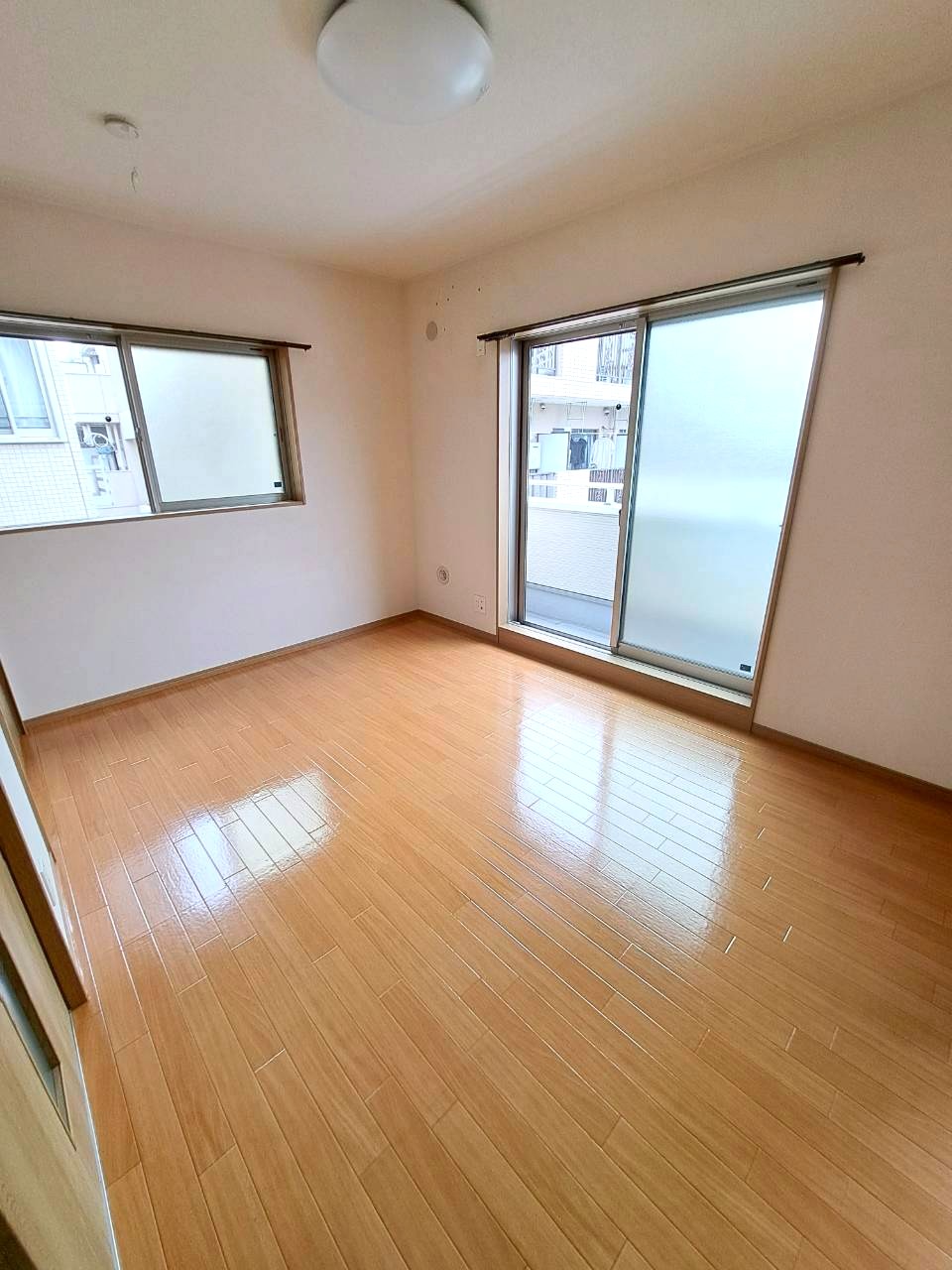 居室・リビング　2面採光の明るいお部屋です★
