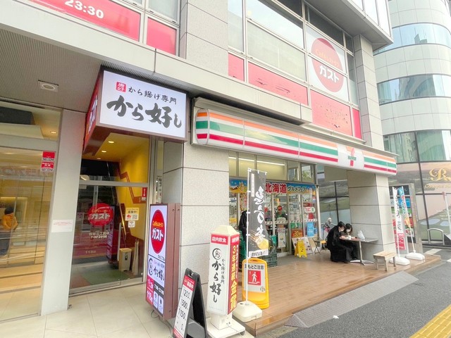 コンビニ　セブンイレブン新宿左門町店（コンビニ）まで592m