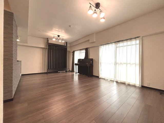 皐月マンション冷泉公園の居間写真