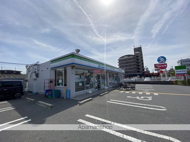 コンビニ　ファミリーマート（コンビニ）まで715m