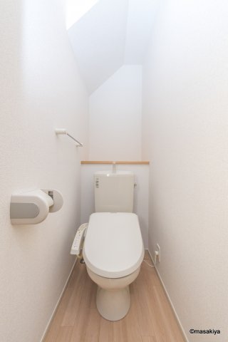トイレ　トイレ　ウォシュレット付き。
