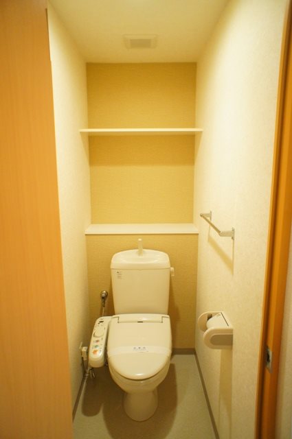 トイレ　※写真は608号室のものです。
