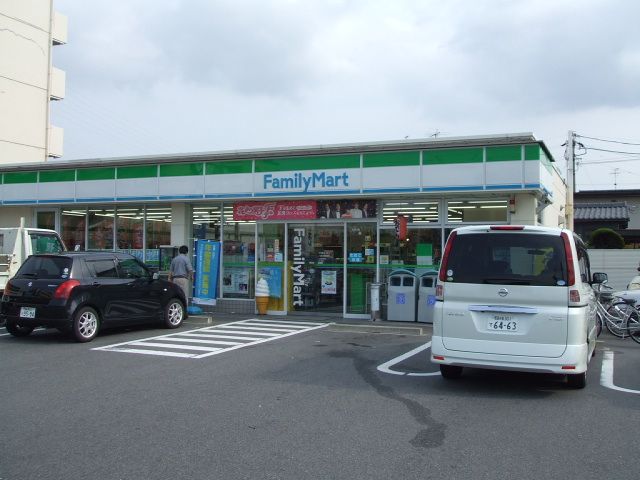 コンビニ　ファミリーマート（コンビニ）まで740m