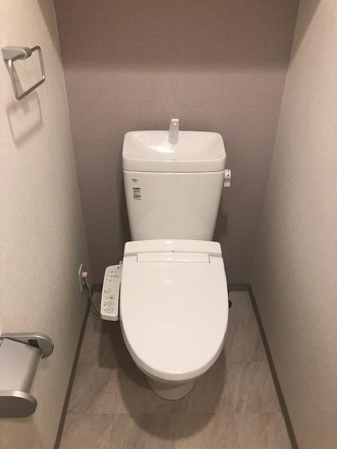 トイレ　【トイレ】ウォシュレット付き。壁紙もアクセントが入っていて落