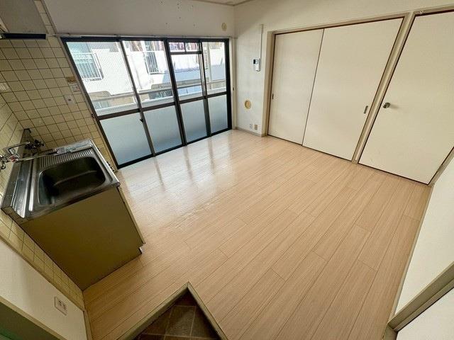 ＪＲ山陽本線 五日市駅 徒歩20分 4階建 築38年の居間写真