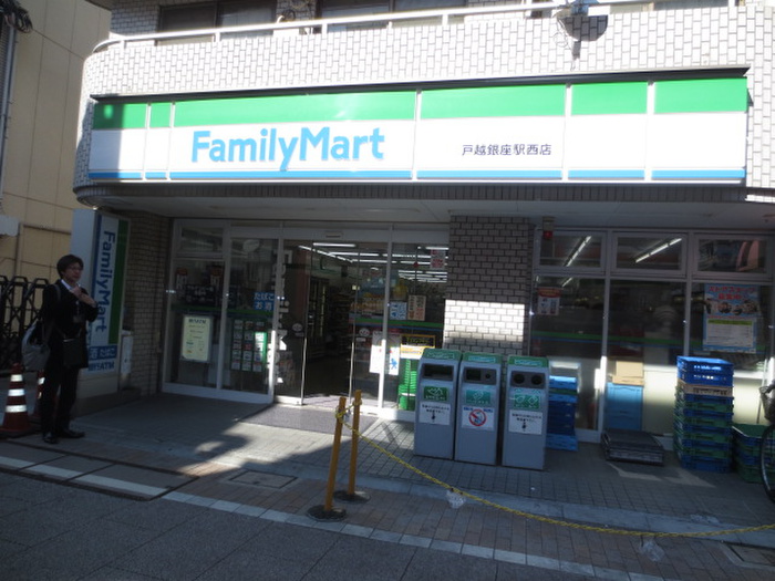 コンビニ　ファミリーマート（コンビニ）まで200m