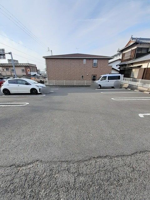 【四国中央市三島中央のアパートの駐車場】