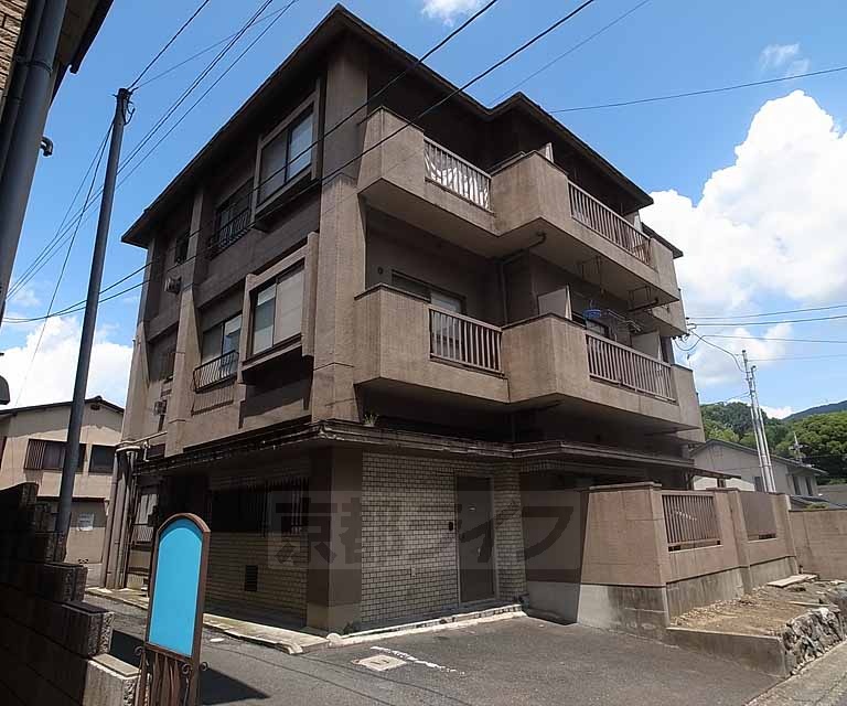 京都市山科区勧修寺本堂山町のマンションの建物外観