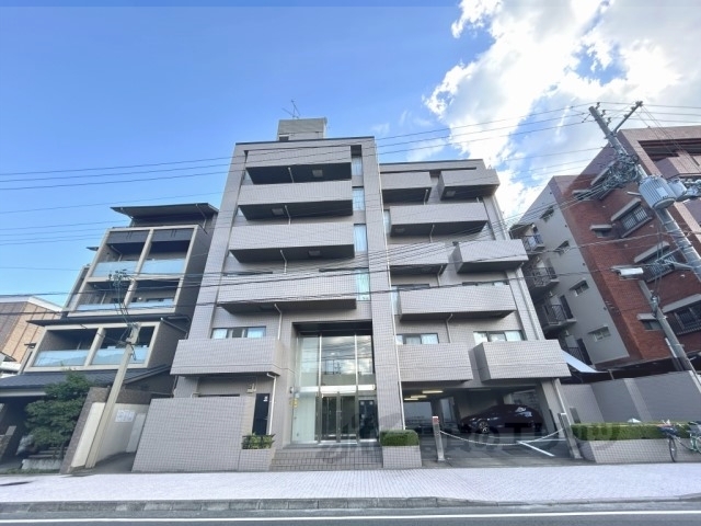 京都市左京区岡崎西天王町のマンションの建物外観