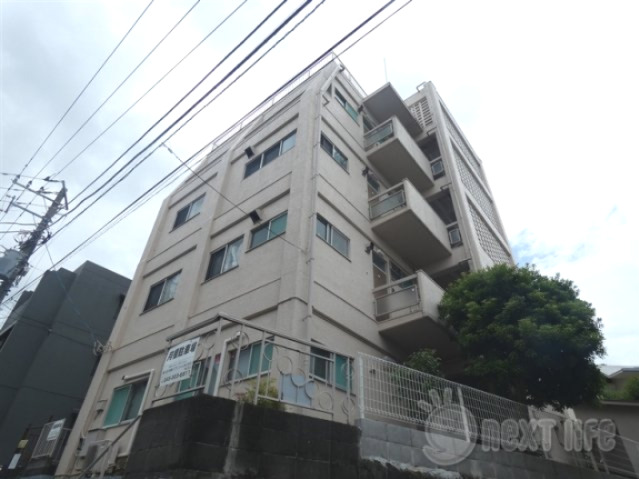 横浜市神奈川区桐畑のマンションの建物外観