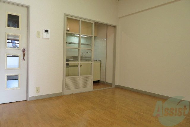 居室・リビング　広々としたお部屋で陽ざしもさして暖かいです。