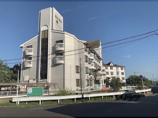 大和高田市西三倉堂のマンションの建物外観