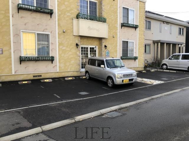 【ルミエール栄通南の駐車場】