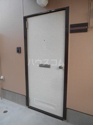 【行田市桜町のアパートの玄関】
