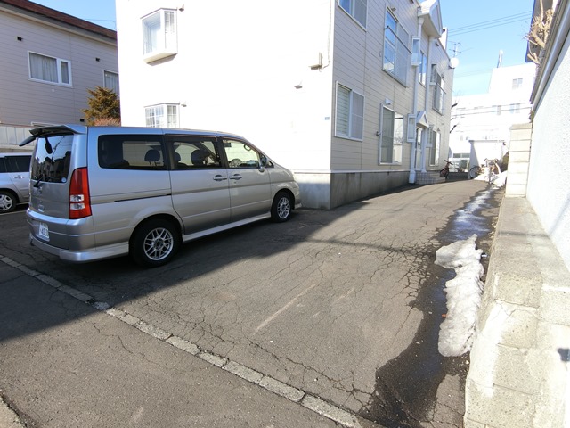 【札幌市厚別区厚別東二条のアパートの駐車場】