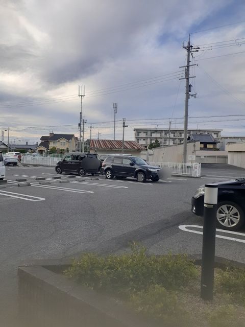 【泉佐野市鶴原のマンションの駐車場】