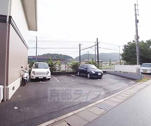 【京都市左京区岩倉幡枝町のアパートの駐車場】