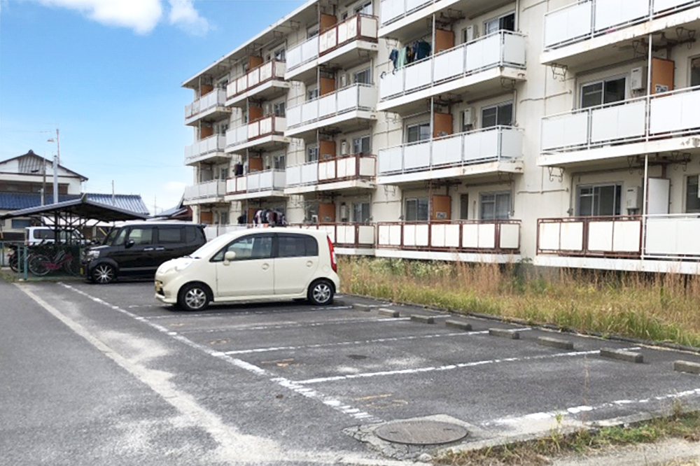 【鈴鹿市東磯山のマンションの駐車場】