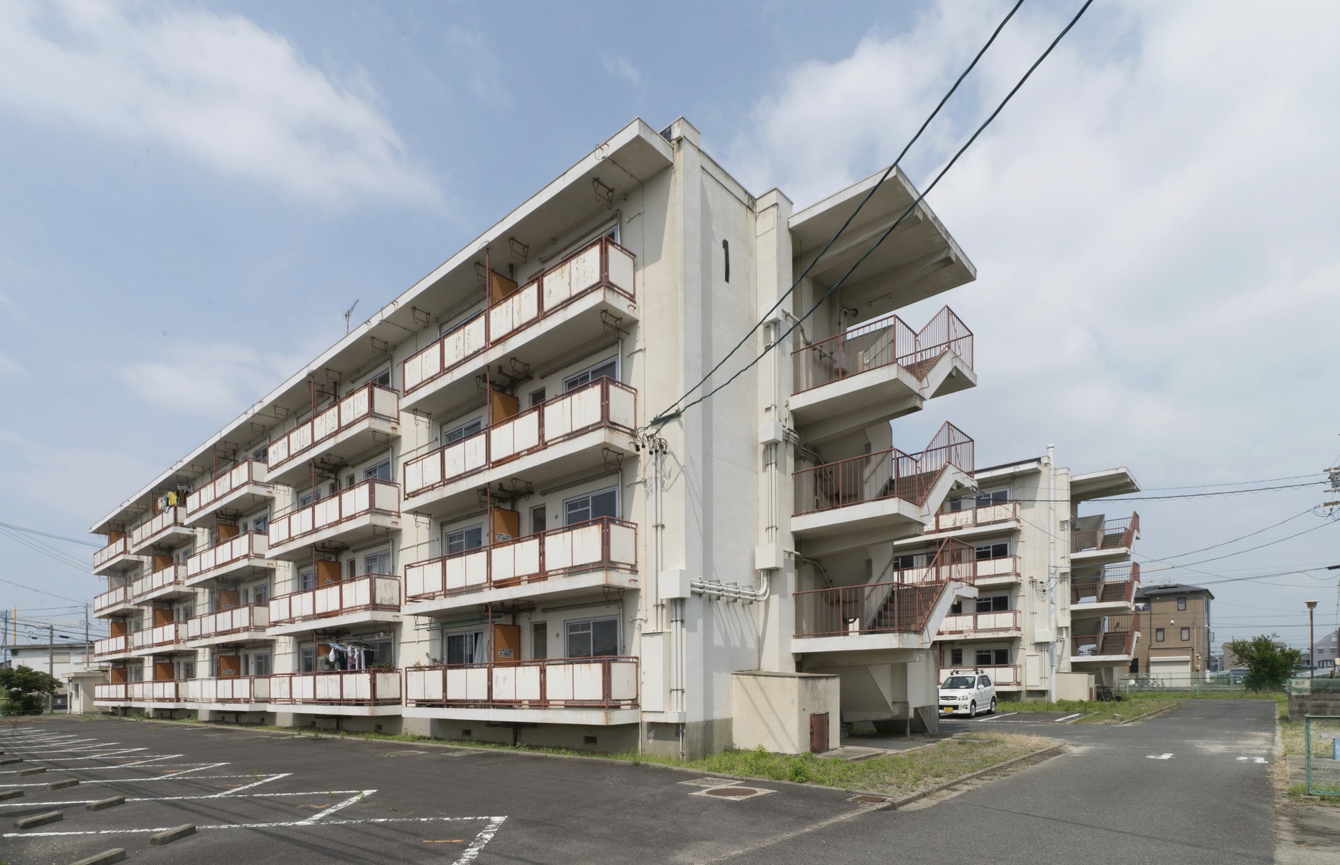 鈴鹿市東磯山のマンションの建物外観