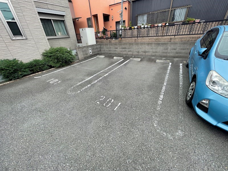 【姫路市飾磨区英賀宮町のアパートの駐車場】