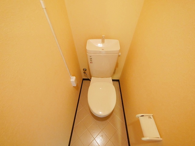 トイレ　落ち着いた色調のトイレです