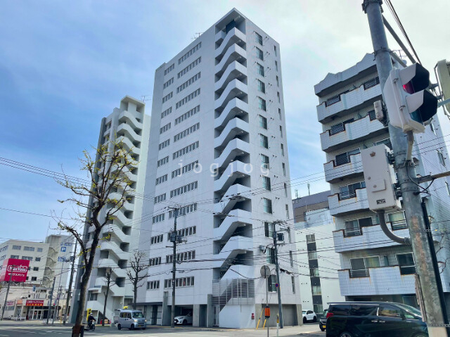 札幌市白石区菊水二条のマンションの建物外観