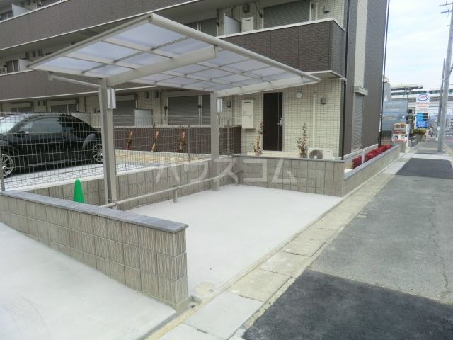 【長久手市杁ケ池のアパートの駐車場】