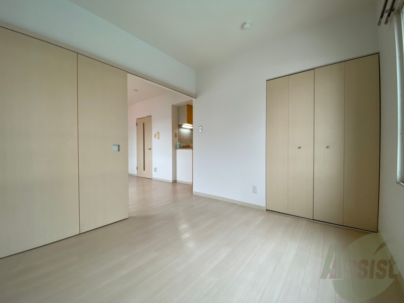 その他部屋・スペース　戸を閉めるとリビングと区切られた寝室にすることができますよ。