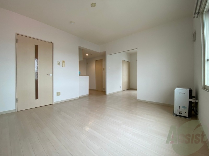 居室・リビング　リビングです。白を基調としていてお部屋全体が明るいですね！