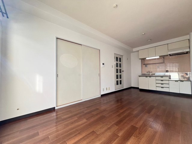 居室・リビング　別号室の写真です。ご参考までに