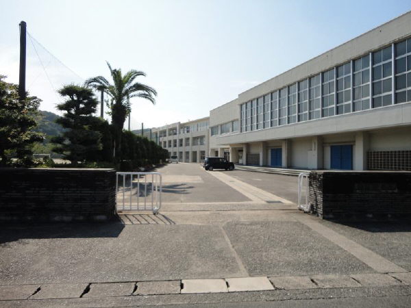 中学校　内海中学校（中学校）まで900m