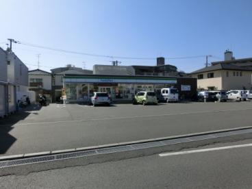 コンビニ　ファミリーマート出汐町南店（コンビニ）まで84m