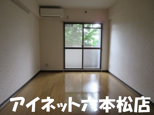 居室・リビング　デザインクロスがおしゃれなポイントです。