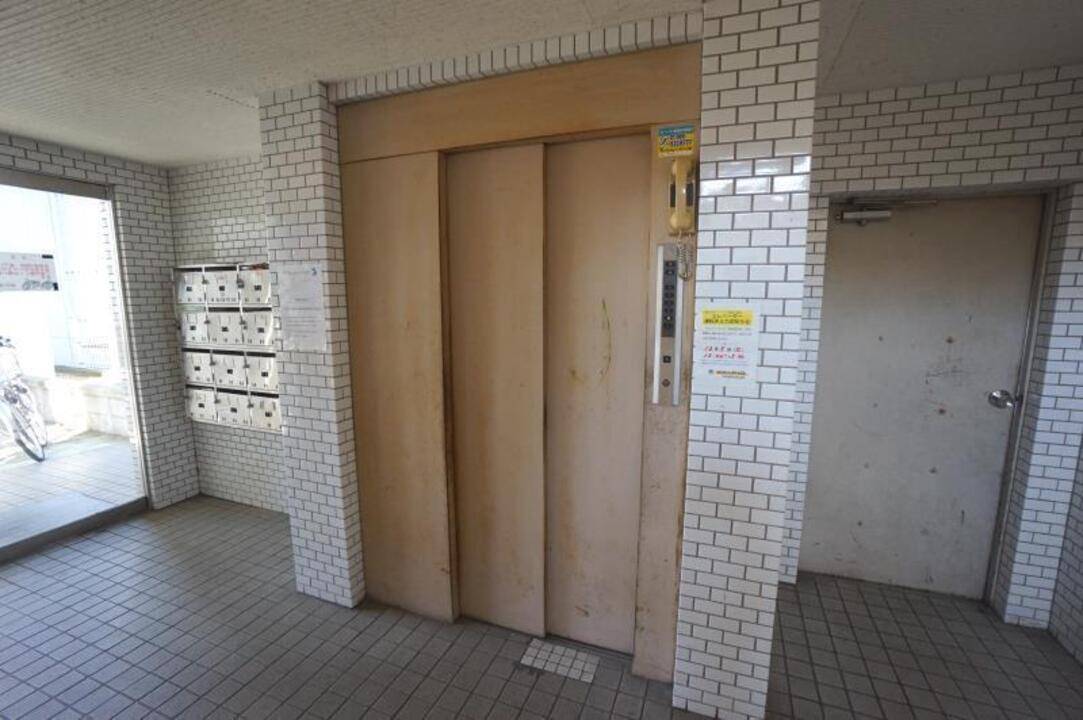 エントランス　エレベーター