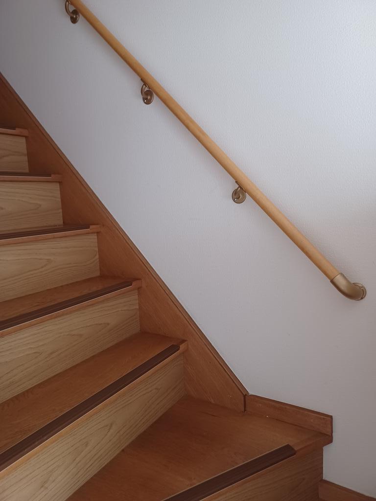 玄関　玄関横の階段